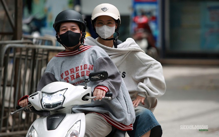 Hà Nội "hầm hập" nắng nóng đầu mùa, người dân kín mít áo chống nắng ra đường