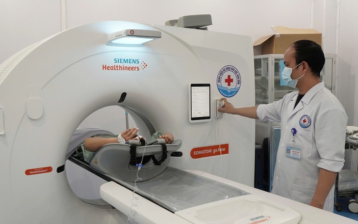 Cấp cứu du khách nghi đột quỵ tại Quan Lạn- Ảnh 3.