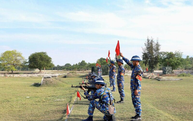 Kiểm tra bắn đạn thật trong 3 tư thế với chiến sĩ mới ở Vùng 4 Hải quân