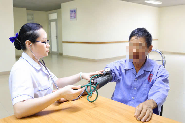 Cứu cụ ông 73 tuổi ở Hải Phòng bất ngờ ngừng tim, ngừng tuần hoàn trước phòng can thiệp- Ảnh 1.