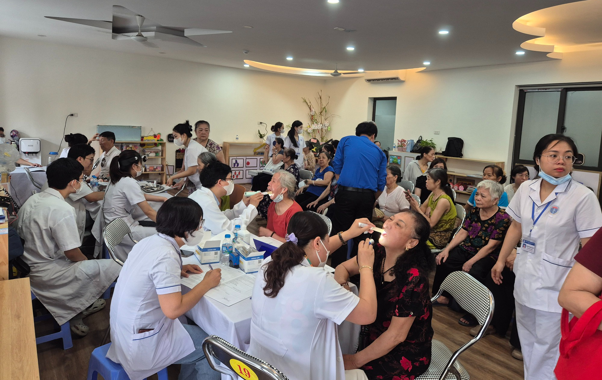 Người cao tuổi, người khuyết tật phấn khởi đi khám sức khỏe miễn phí ngay tại phường - Ảnh 16.