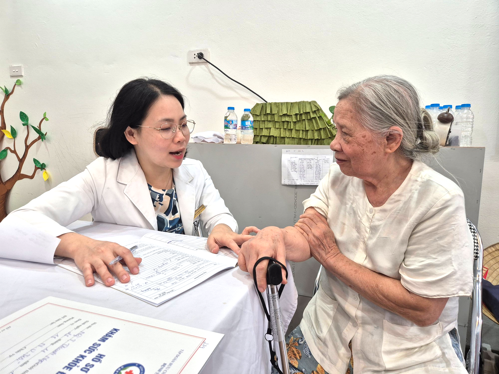 Người cao tuổi, người khuyết tật phấn khởi đi khám sức khỏe miễn phí ngay tại phường - Ảnh 13.