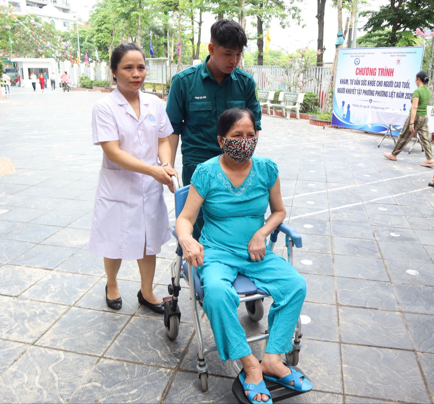 Người cao tuổi, người khuyết tật phấn khởi đi khám sức khỏe miễn phí ngay tại phường - Ảnh 14.