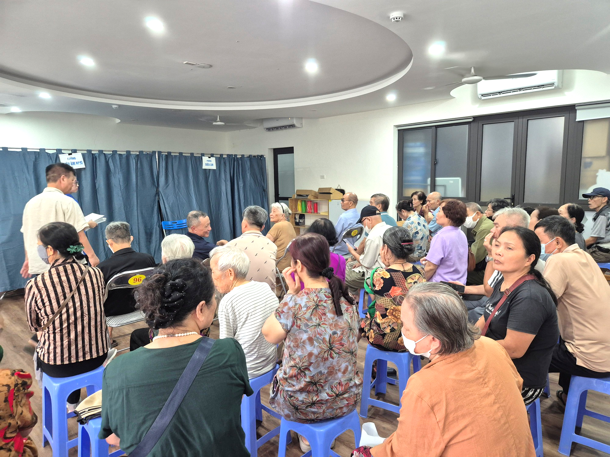 Người cao tuổi, người khuyết tật phấn khởi đi khám sức khỏe miễn phí ngay tại phường - Ảnh 15.