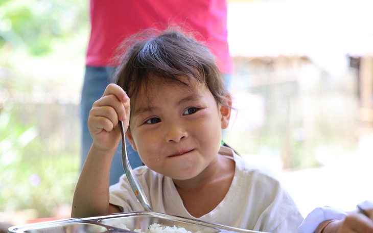 Thực đơn mùa hè cho học sinh, giải pháp dinh dưỡng trong thời tiết nắng nóng- Ảnh 2.