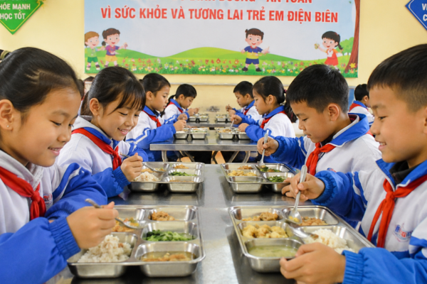 Phối hợp liên ngành tổ chức bữa ăn học đường tỉnh Điện Biên