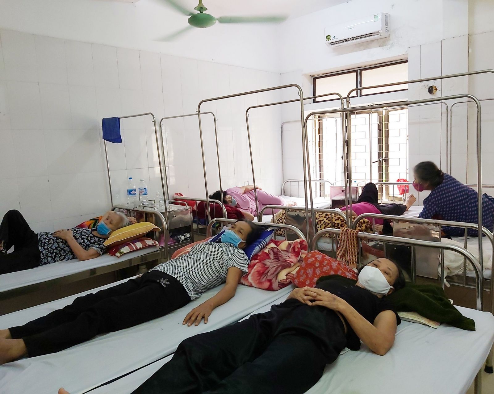 Hà Tĩnh chủ động bảo vệ người bệnh trong mùa nắng nóng- Ảnh 2.