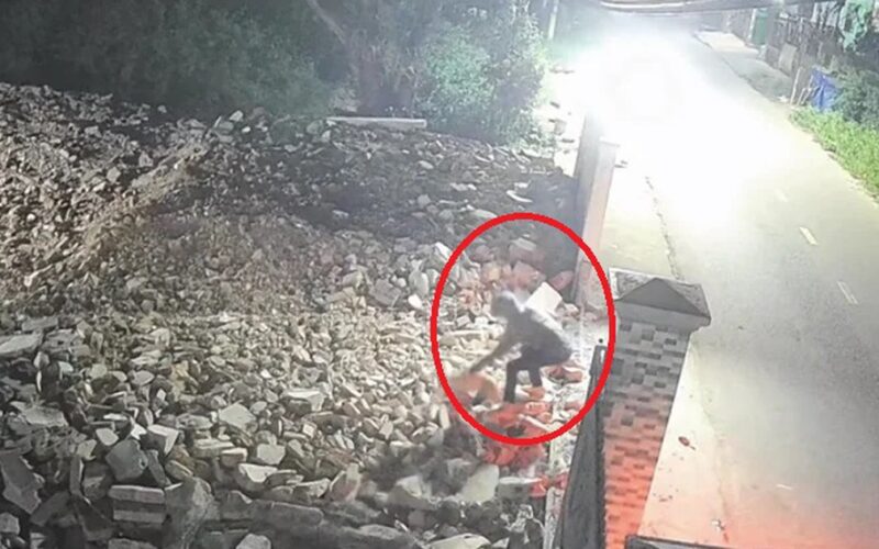 Cẩu tặc táo tợn bắt chó ngay trước mặt chủ nhà rồi lao xe đe dọa