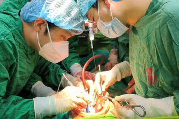Cứu sống thiếu niên bị vết thương thấu bụng nguy kịch
