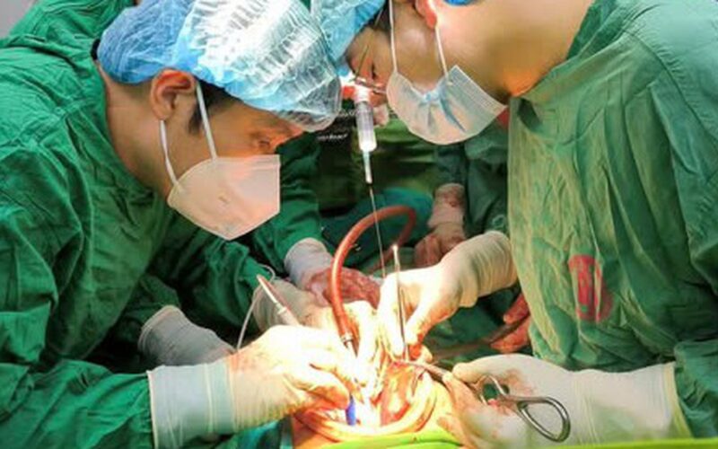 Cứu sống thiếu niên bị vết thương thấu bụng nguy kịch