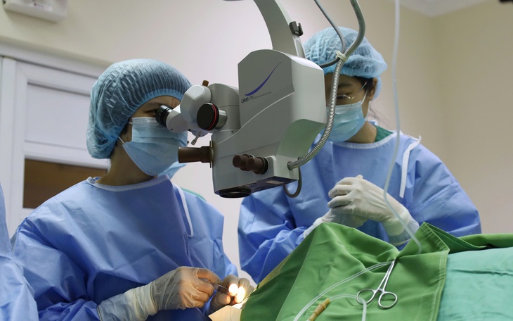 Cứu sống thiếu niên bị vết thương thấu bụng nguy kịch- Ảnh 2.