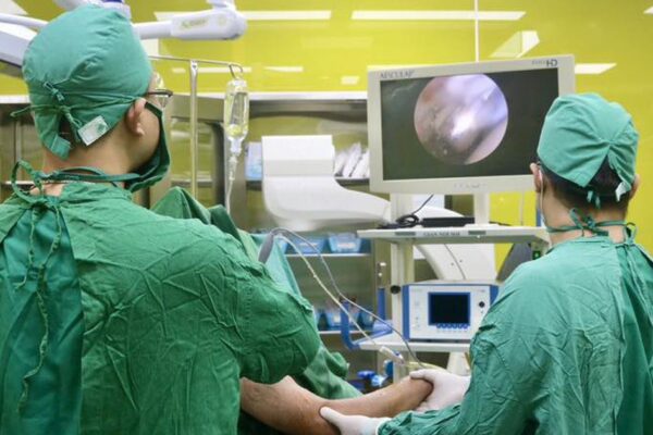 Đau vai kéo dài, đi khám phát hiện bị đứt hoàn toàn cơ trên gai