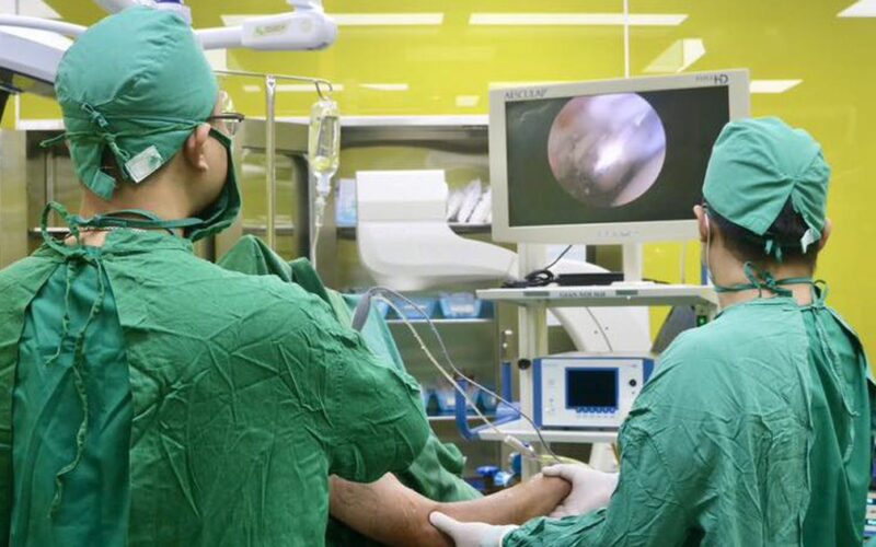 Đau vai kéo dài, đi khám phát hiện bị đứt hoàn toàn cơ trên gai