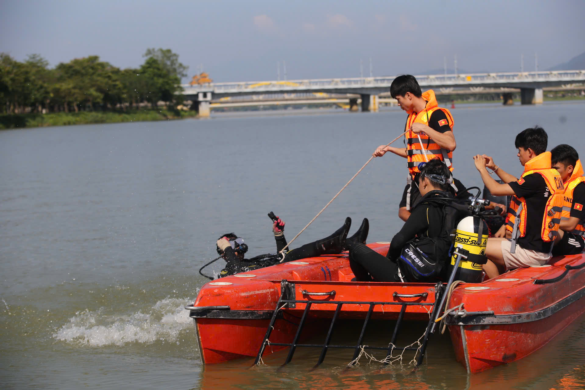 Nắng bỏng rát, xem cảnh sát luyện tập phương án cứu nạn dưới nước ở Huế- Ảnh 5.