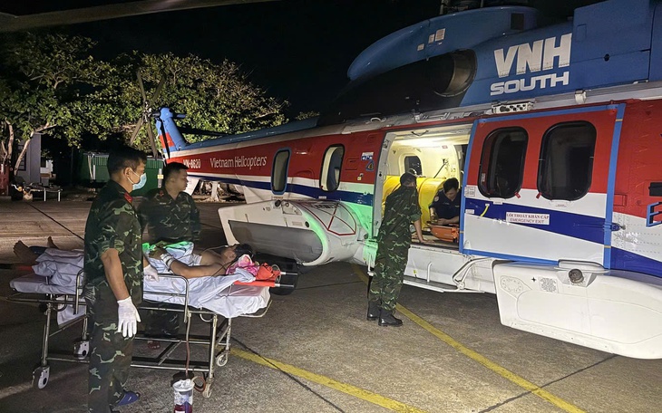 Trực thăng của Binh đoàn 18 đưa hai bệnh nhân từ Trường Sa vào đất liền điều trị