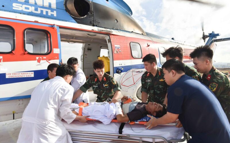 Cấp cứu đường không xuyên đêm cứu 2 bệnh nhân nguy kịch từ Trường Sa về đất liền điều trị