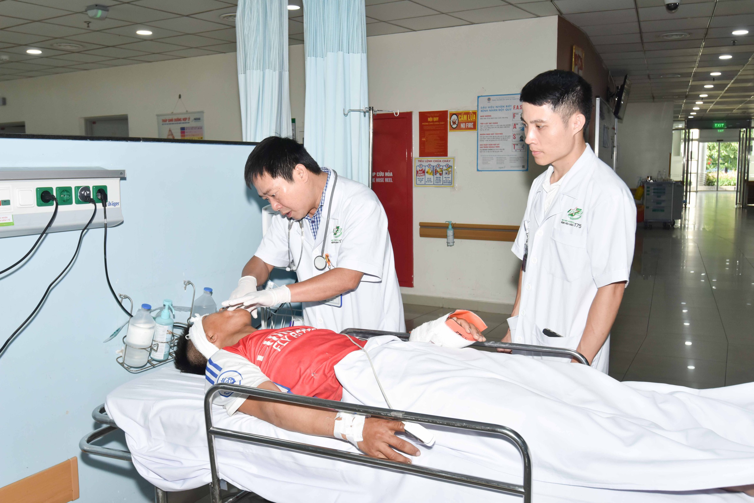 ch10526-1779160216317140931907 Cấp cứu đường không xuyên đêm cứu 2 bệnh nhân nguy kịch từ Trường Sa về đất liền điều trị- Ảnh 2.