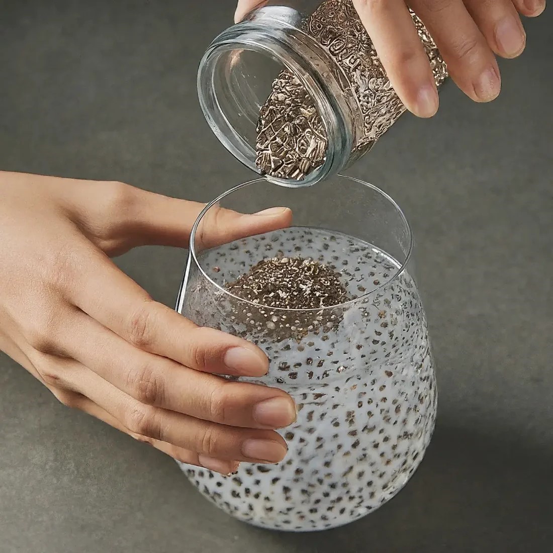 Tại sao cần phải ngâm nở hạt chia trước khi uống?- Ảnh 1.