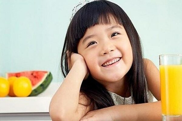 Học sinh nên ăn uống thế nào để không bị mất nước trong ngày hè?