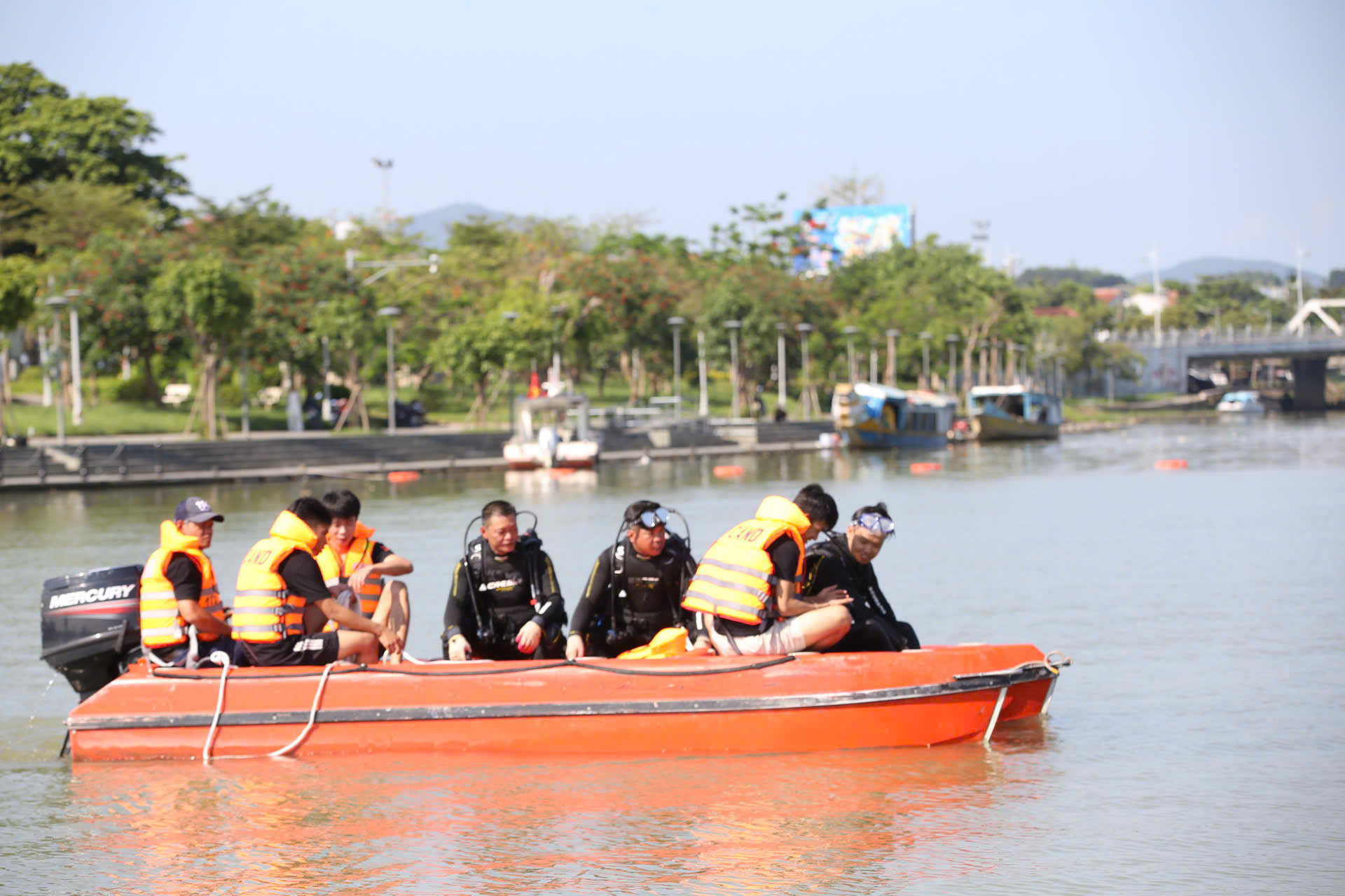 Nắng bỏng rát, xem cảnh sát luyện tập phương án cứu nạn dưới nước ở Huế- Ảnh 3.