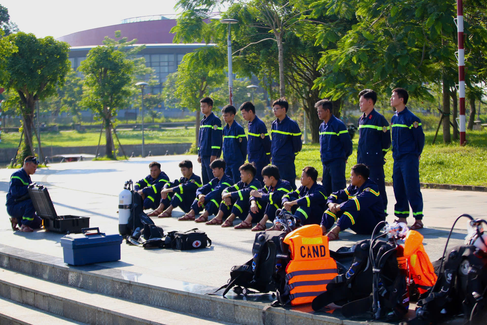 Nắng bỏng rát, xem cảnh sát luyện tập phương án cứu nạn dưới nước ở Huế- Ảnh 1.