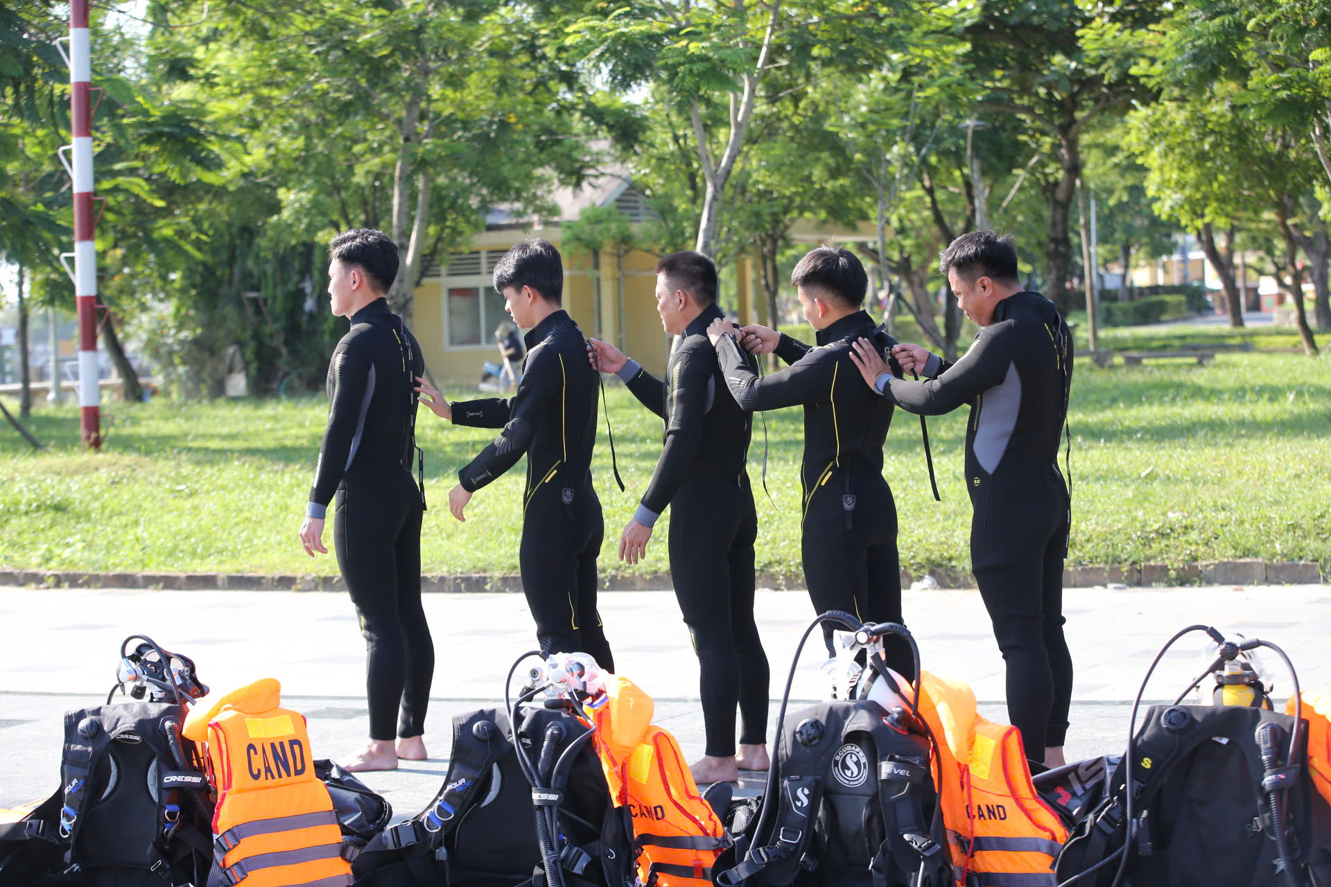 Nắng bỏng rát, xem cảnh sát luyện tập phương án cứu nạn dưới nước ở Huế- Ảnh 2.