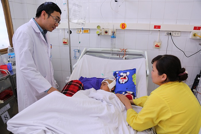Bị bóng sút vào bụng, bé trai vỡ lách độ IV, sốc mất máu- Ảnh 2.