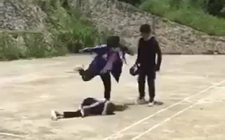 'Giang hồ nhí' vung kiếm hỗn chiến kinh hoàng gây náo loạn ở Lào Cai, 2 tên cầm đầu sa lưới- Ảnh 1.