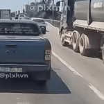 Clip tài xế ô tô đi theo kiểu ‘khôn lỏi’ trả giá đắt trên cầu Thăng Long