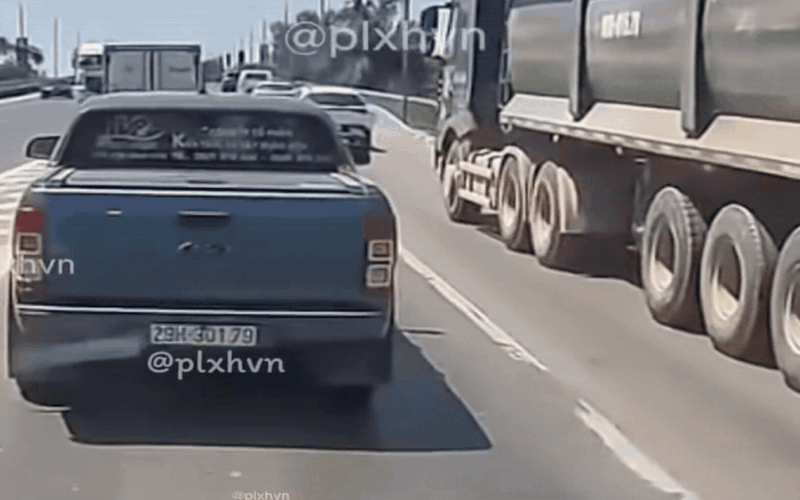 Clip tài xế ô tô đi theo kiểu ‘khôn lỏi’ trả giá đắt trên cầu Thăng Long