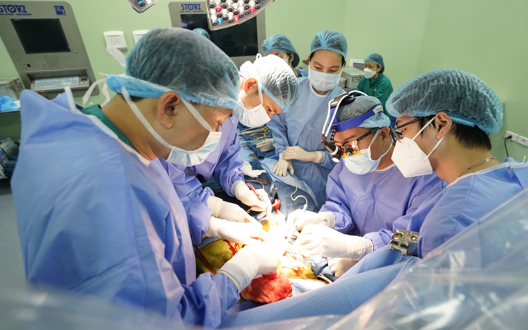 Hồi sinh nhiều sự sống mong manh nhờ làm chủ hoàn toàn ghép gan cho trẻ, xứng đáng với sự "phó thác"...
