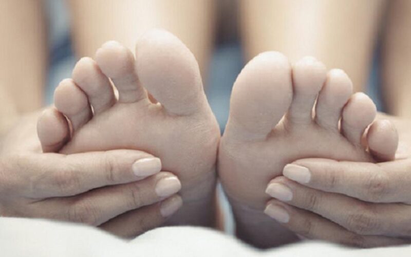 Chân tay lạnh vào mùa hè hãy thử ngay mẹo nhỏ này