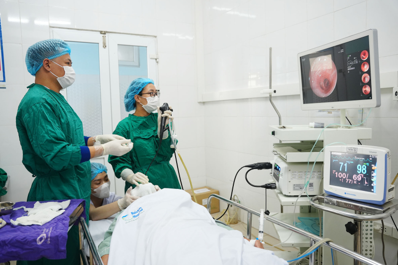 Gắp thành công dị vật phế quản ở vị trí hiếm gặp- Ảnh 1.