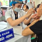 Người cao tuổi, người khuyết tật phấn khởi đi khám sức khỏe miễn phí ngay tại phường