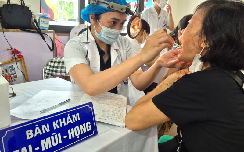 Người cao tuổi, người khuyết tật phấn khởi đi khám sức khỏe miễn phí ngay tại phường
