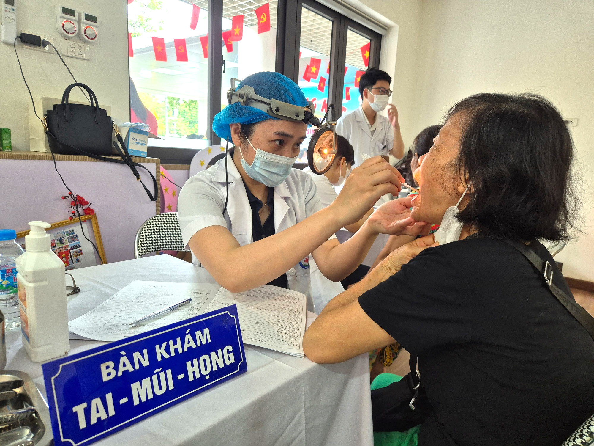 Người cao tuổi, người khuyết tật phấn khởi đi khám sức khỏe miễn phí ngay tại phường - Ảnh 7.