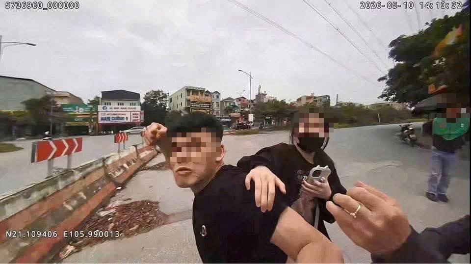 Nam thanh niên đấm CSGT khi bị kiểm tra nồng độ cồn- Ảnh 2.