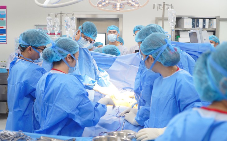 Xúc động khoảnh khắc người mẹ rơi nước mắt quyết định hiến tạng con trai chết não