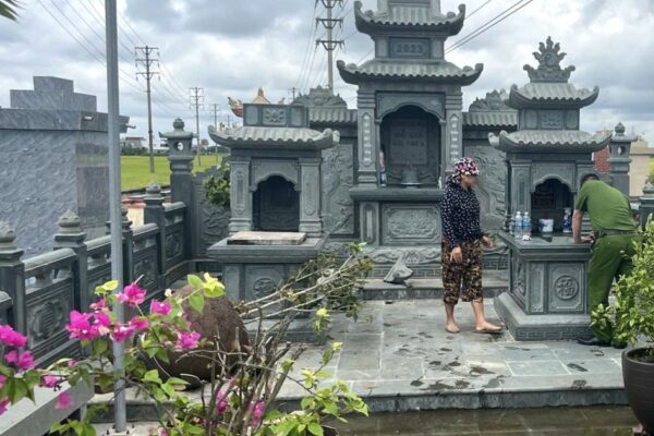 Gã đàn ông mắc bệnh tâm thần đập phá nhiều ngôi mộ ở nghĩa trang