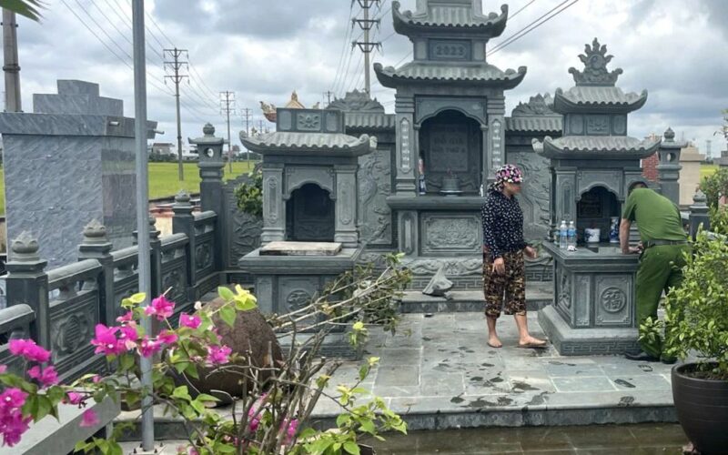 Gã đàn ông mắc bệnh tâm thần đập phá nhiều ngôi mộ ở nghĩa trang