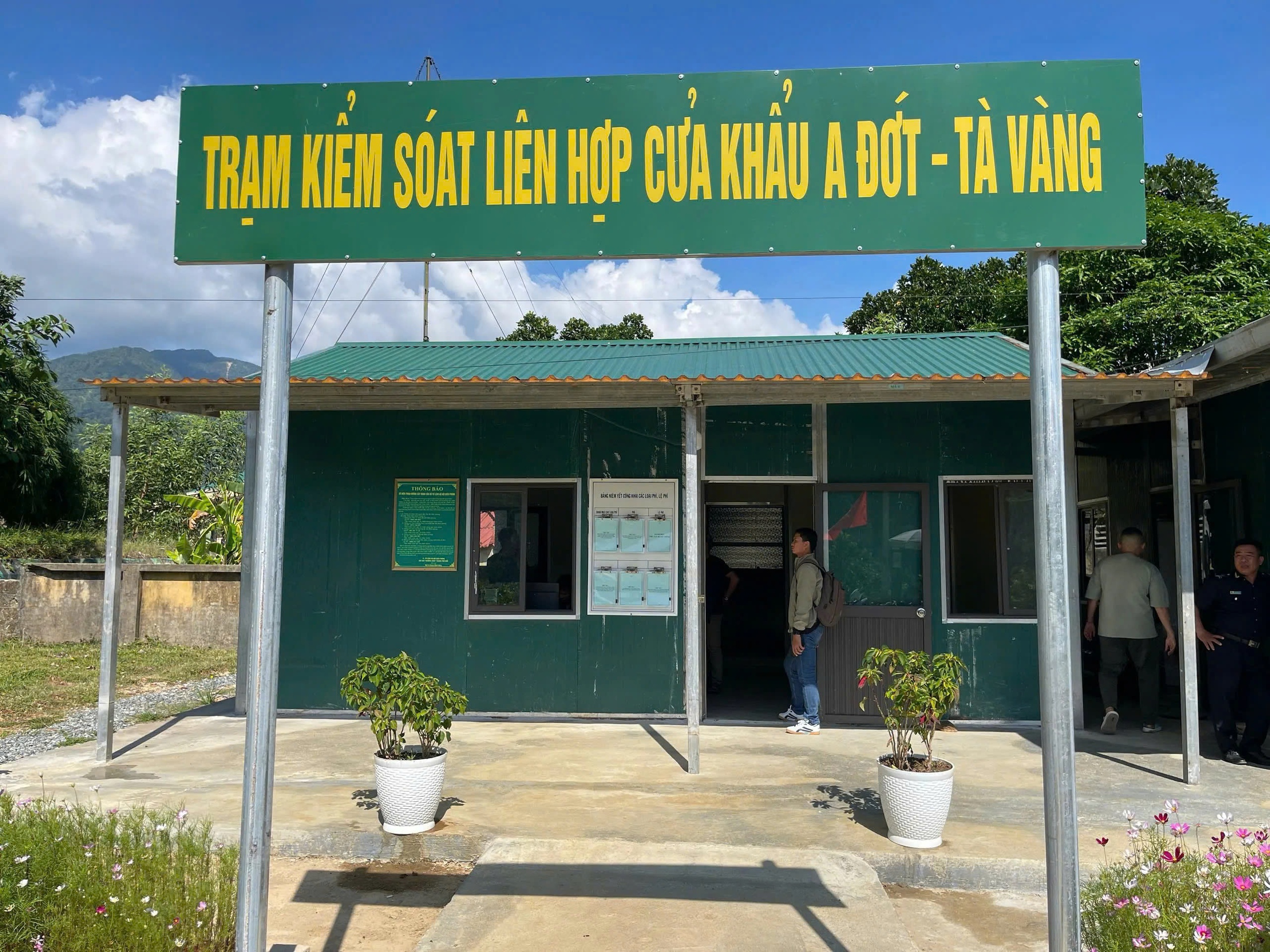 Huế siết chặt giám sát y tế tại cửa khẩu, ngăn chặn Ebola xâm nhập- Ảnh 1.