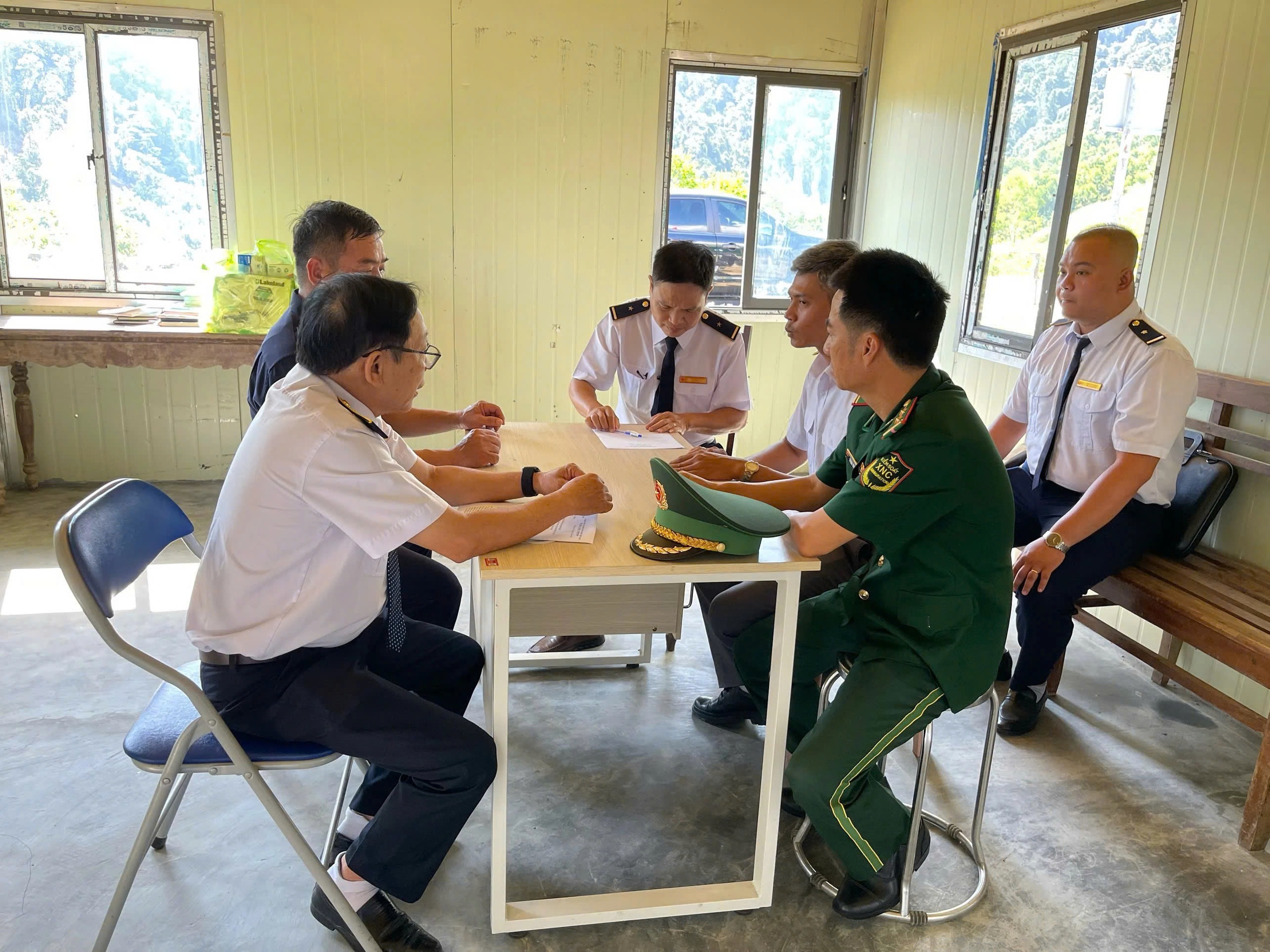 Huế siết chặt giám sát y tế tại cửa khẩu, ngăn chặn Ebola xâm nhập- Ảnh 2.