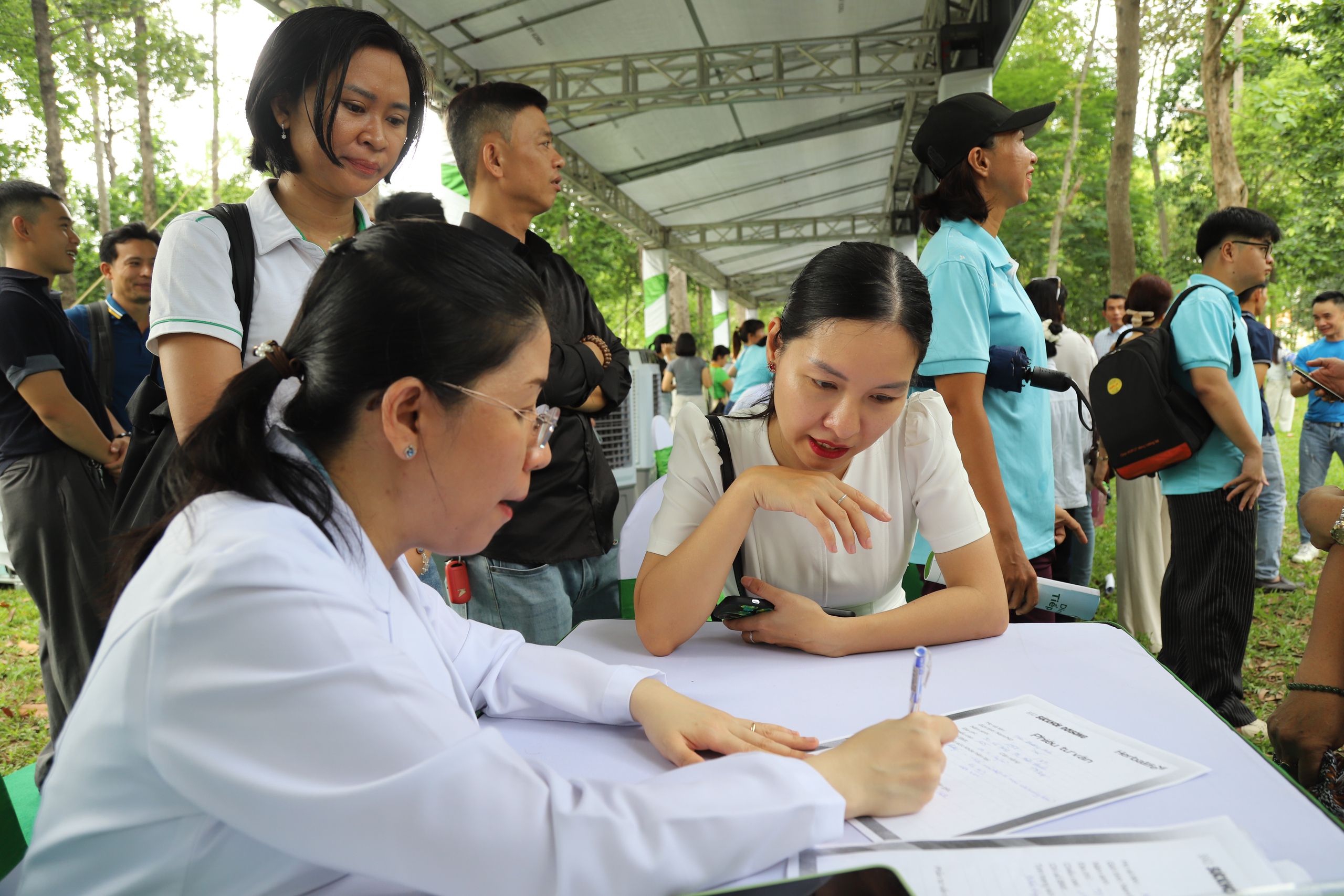 Thứ trưởng Bộ Y tế Trần Văn Thuấn: Phòng bệnh ngay từ mâm cơm, giấc ngủ- Ảnh 2.