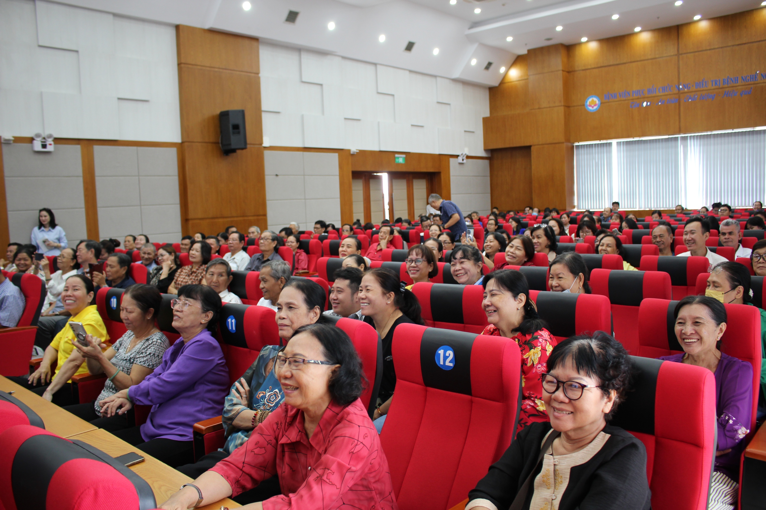 Đưa kiến thức y khoa từ hội trường chuyên môn đến khu dân cư TPHCM - Ảnh 1.