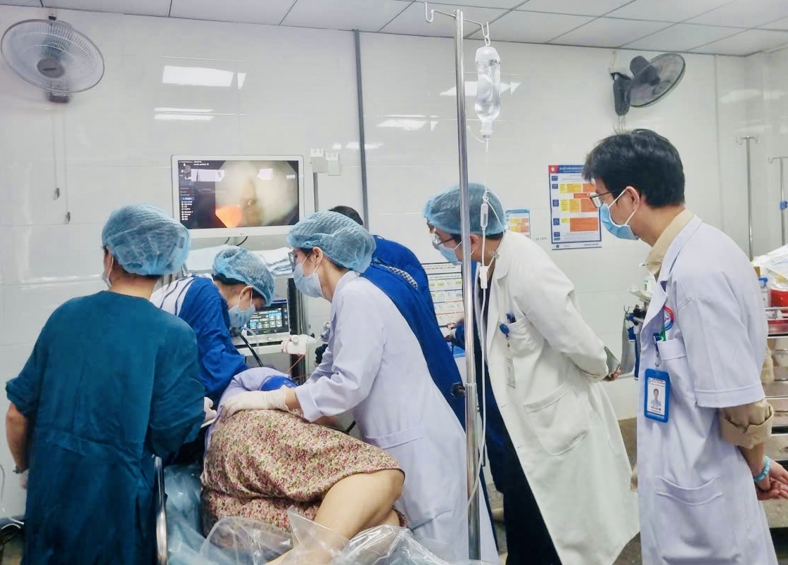 Cụ bà bị mảnh xương đâm xuyên thành thực quản- Ảnh 1.