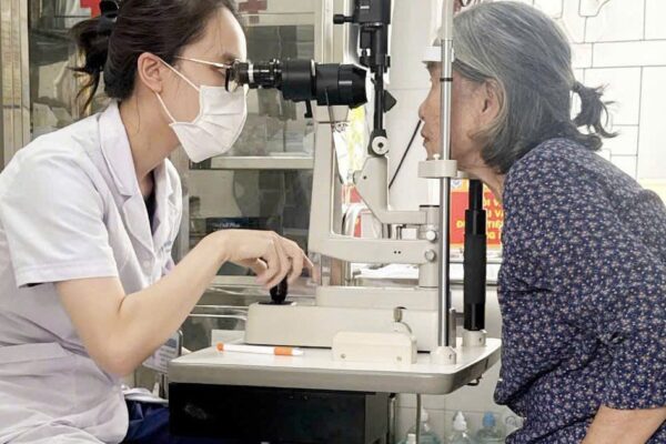 Bộ Y tế hướng dẫn tổ chức khám sức khỏe định kỳ theo nhóm tuổi, tránh quá tải