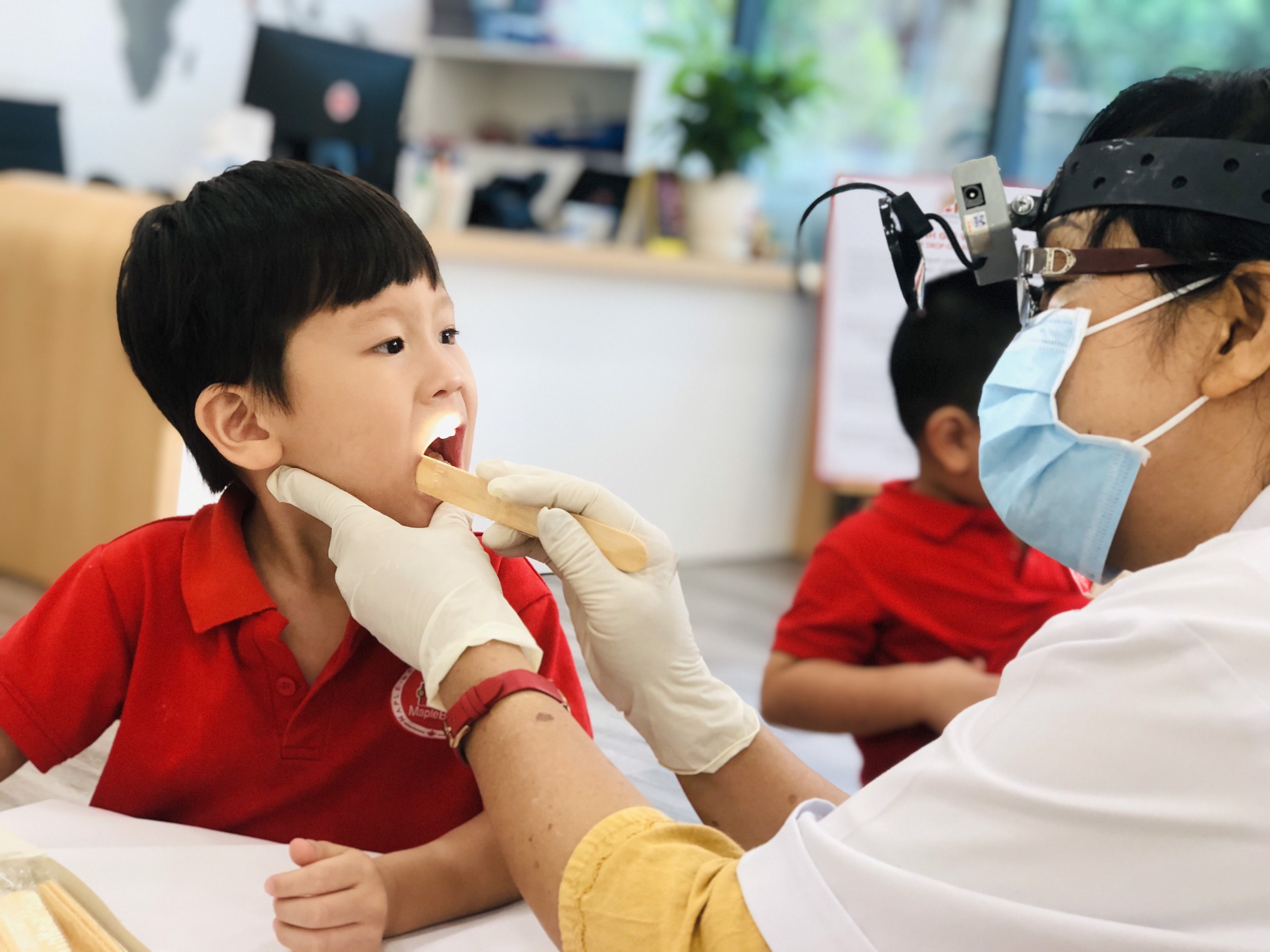 kham-suc-khoe-1780476513069802252470 100% học sinh, sinh viên sẽ được khám sức khỏe ít nhất 1 lần/năm- Ảnh 1.
