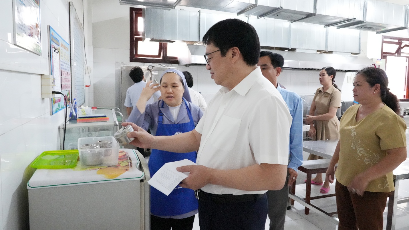 kiem-tra-attp-17800483373802005624819 Tháng cao điểm kiểm tra an toàn thực phẩm phát hiện hơn 5.700 cơ sở vi phạm, xử phạt gần 22,5 tỉ đồng- Ảnh 1.