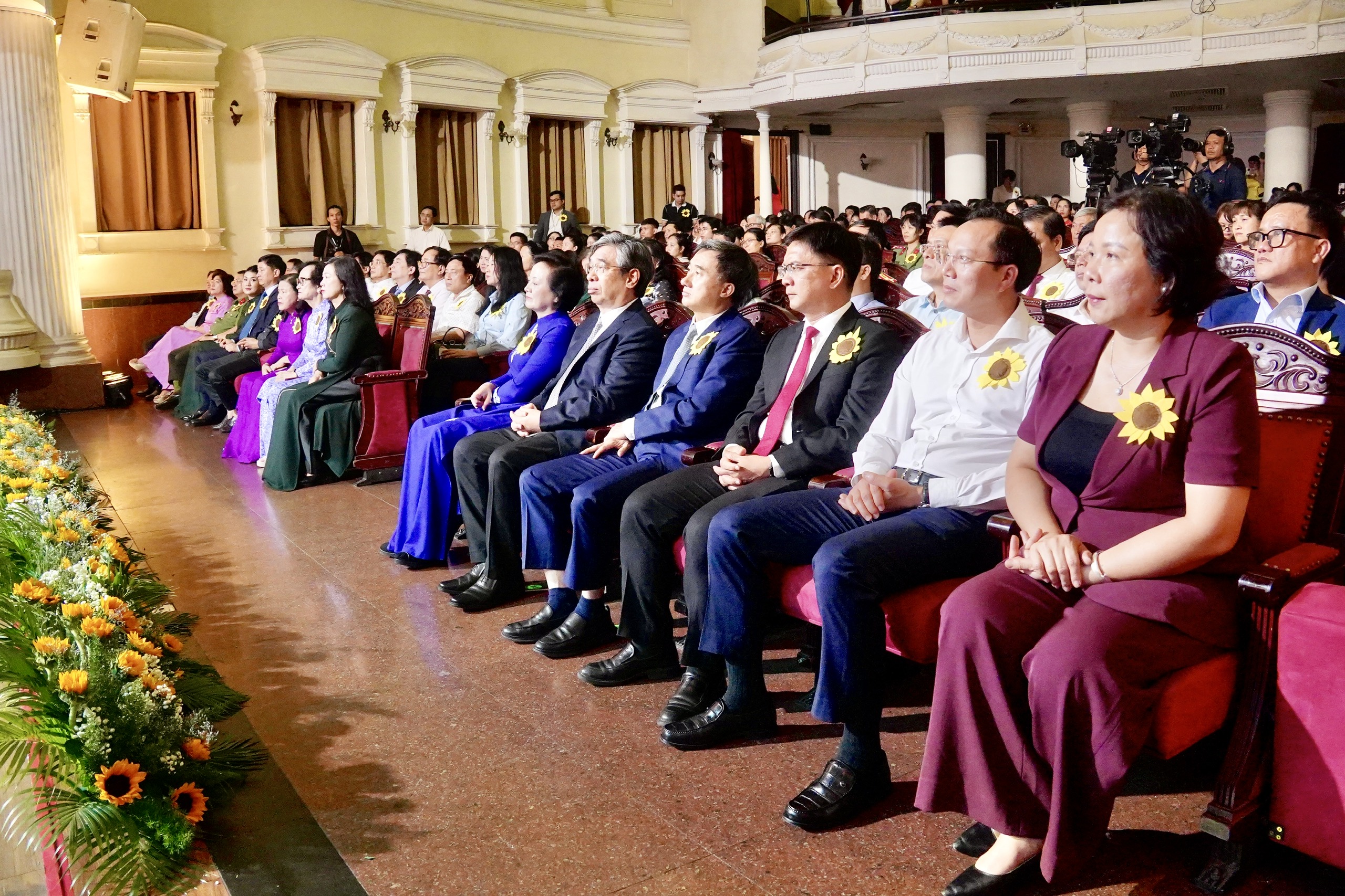 Phó Thủ tướng Phạm Thị Thanh Trà: Không để bệnh nhân ung thư nghèo đơn độc trong cuộc chiến giành sự sống- Ảnh 4.