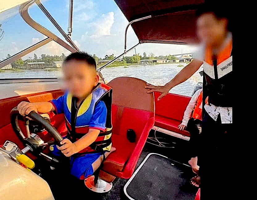 Cha cho con nhỏ cầm lái ca nô 3 phút, loạt vi phạm bị phát hiện- Ảnh 2.